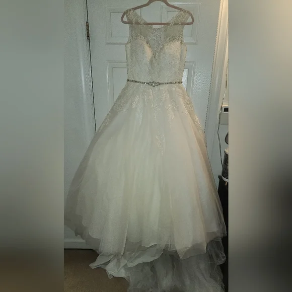 NWT! REBECCA INGRAM WEDDING DRESS ! (ONE PEARL IS MISSING ON THE SWAROVSKI BELT) - Picture 4 of 16